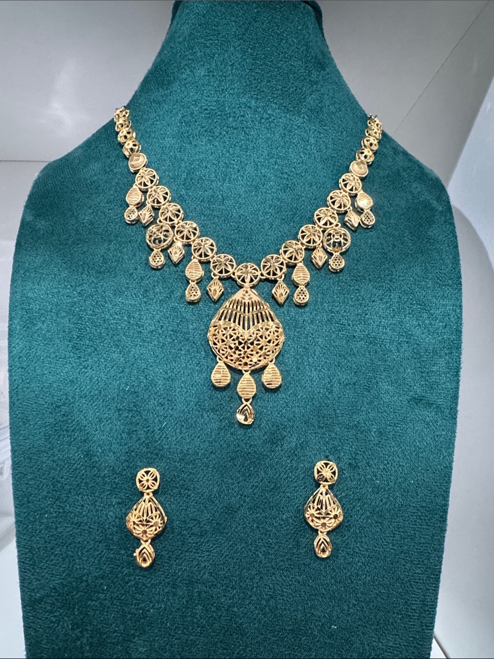 Fashion Jewelry Gold Filigree Pendant Necklace with Matching Earrings